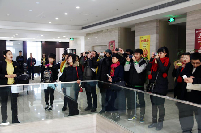 盤(pán)錦市奧馬漆業(yè)有限公司考察團(tuán)參觀方林裝飾