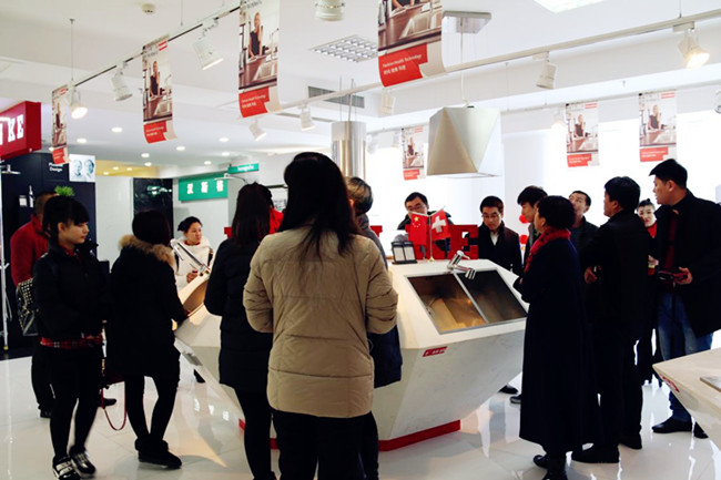 盤(pán)錦市奧馬漆業(yè)有限公司考察團(tuán)參觀方林裝飾