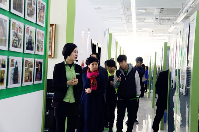 盤(pán)錦市奧馬漆業(yè)有限公司考察團(tuán)參觀方林裝飾