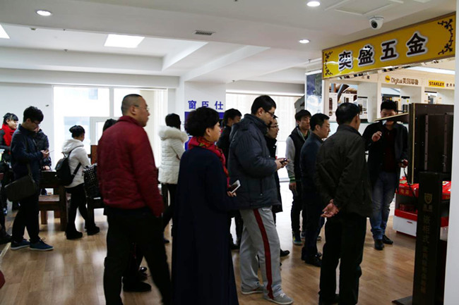 盤(pán)錦市奧馬漆業(yè)有限公司考察團(tuán)參觀方林裝飾